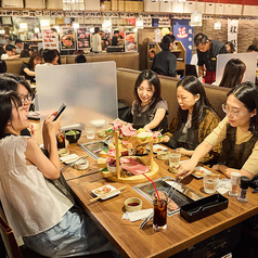 ほぼ全てのテーブル席がこのタイプとなっております。デート利用での2名様、友人・知人利用での4～8名様、大型宴会での10名以上など各種シーン、様々な人数の対応が柔軟にできるのが特徴です！ネット予約は各種グルメサイトよりお願いいたします。また当社が展開している「俺のアプリ」ではよりお得な特典もございます◎