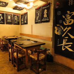 角を囲んで会話が弾む特等席。3～5名様で、職人の手捌きと鉄板の熱気を間近に感じながらお楽しみ下さい。