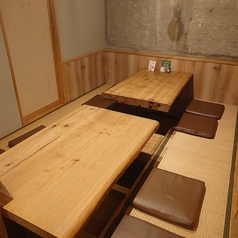 個室のお席は掘りごたつです。