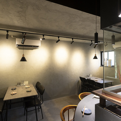 最大30名まで貸切可能な広々空間は、歓迎会・送別会・新年会や忘年会、特別な集まりに最適。落ち着いた雰囲気の中で、美味しい焼き鳥とお酒を楽しみながら、思い出に残る時間を過ごせます。お気軽にご相談ください！