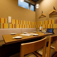 離れ完全個室は10名。２階テラス個室は２０名ＯＫ