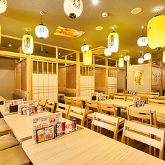 明るく広々とした店内には、移動可能なテーブル席を多数ご用意。仕切りを外して繋げれば、大人数でのご利用にも柔軟に対応可能です。会社の宴会やサークルの打ち上げなど、大人数で賑わいたい時に最適です！