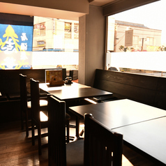 テーブルのお席は2名様×2席、4名様×4席ございます。宴会でもご利用可能です♪