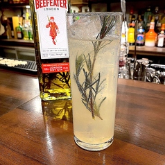 自家製クラフトジンのローズマリーモーニ