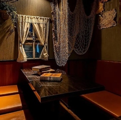 【完全個室:6~10名様】レンガ調の壁面に漁網や古地図を配したシックな内装が、大人の社交場にふさわしい洗練された雰囲気を演出します。暖色の柔らかな照明が包み込むボックス席は、デートや合コンはもちろん、大切な記念日や会食にも最適。穏やかさと木の温もりを感じる空間で、至福のひとときをお過ごしください。