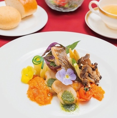 本日のお魚とタイラギ貝のポワレ フレッシュトマトのソース