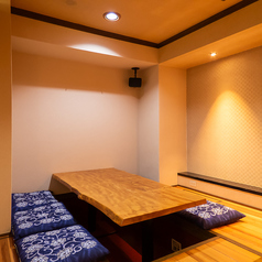 【大切な人との心温まる時間】掘りごたつ席で、ひざを寄せ合わせて食事を楽しむことで、心が通うひとときを過ごせます。温かい料理を囲んで、心温まる会話を楽しむ素敵な空間です☆