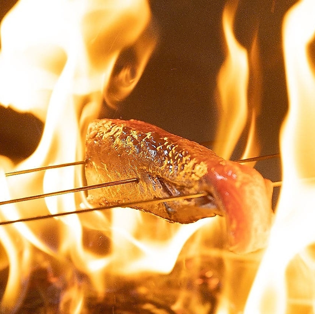 豪快な炎で一気に焼き上げ、旨味を閉じ込めた人気メニュー！香ばしい藁の香りが食欲をそそります♪