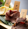【大人気の馬肉三種盛り】低カロリー・高タンパク・ミネラル豊富な桜肉を堪能できる九州自慢。新鮮な馬刺しは希少部位を含め各種取り揃えております。臭みがなく、とろけるような食感と上品な甘みが特徴。お酒のおつまみにぴったりの逸品。甘口の九州醤油とおろし生姜で味わう本場仕込みの一皿を思う存分にお愉しみ下さい。