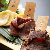 【大人気の馬肉三種盛り】低カロリー・高タンパク・ミネラル豊富な桜肉を堪能できる九州自慢。新鮮な馬刺しは希少部位を含め各種取り揃えております。臭みがなく、とろけるような食感と上品な甘みが特徴。お酒のおつまみにぴったりの逸品。甘口の九州醤油とおろし生姜で味わう本場仕込みの一皿を思う存分にお愉しみ下さい。