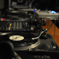 DJブース週末にはDJプレイ、不定期で音楽イベント等も行っております。お酒をつまみに音楽の話で盛り上がれるのもダイニングバー吉濱の楽しみの一つです。テクニクス製ターンテーブル２台　ベスタックス製ミキサー　スクラッチライブ　エフェクター完備
