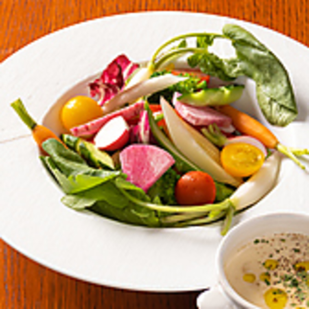 新鮮なお野菜で美しいサラダをご賞味ください☆お肉などと召し上がるとより一層美味しくいただけます