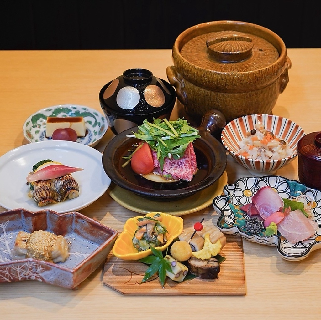 色とりどりの食材を贅沢に使用したコース料理は、目にも美しく、味わい深いひとときをご提供します。