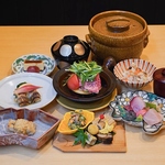 色とりどりの食材を贅沢に使用したコース料理は、目にも美しく、味わい深いひとときをご提供します。