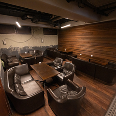 2名様掛けソファー席お1人様につきチャージ料ランチ500円ディナー1000円頂いております。