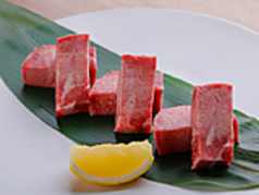 噛むほどに旨みが広がる『厚切りタン塩』