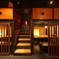 ロフト式の半個室席をご用意しております。階段を上がった先に広がる特別な空間で、周囲を気にせずリラックスできます。友人や大切な人との会話を楽しむのにぴったりです。