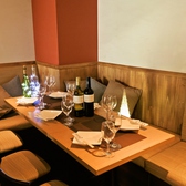 壁側ベンチソファー席もご用意！ワインや日本酒、焼酎からカクテルまで様々な種類のお飲物やお料理をそろえております！