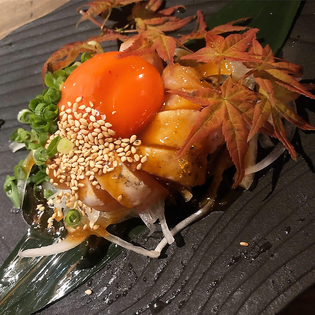 新鮮！大山地鶏を備長炭でサっと炙り　卵王卵を乗せたユッケです。