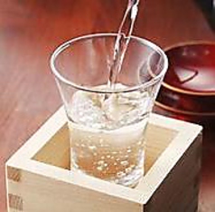 全国から集めた日本酒の数々。