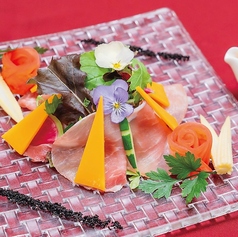 生ハムとミモレットチーズのサラダ