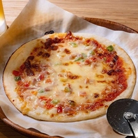 アツアツ香ばしいピザ３種