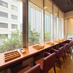 カウンター席も完備。おひとりさまでも利用できるカウンター席。ビジネス街からも近いので平日のランチタイムに訪れるのも◎。色鮮やかな小鉢はごほうびランチにぴったり。陽の光に包まれた店内でリラックスタイムを過ごして。