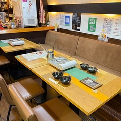 当店には、4名掛けのテーブル席が2卓ございます!友人や家族との楽しいひと時を過ごすのにぴったりのスペースです。みんなでわいわいしゃぶしゃぶを囲んで、心温まる食事を楽しんでください。新鮮なお肉や野菜、海鮮を自分のペースで自分好みにしゃぶしゃぶしながら、仲間とおしゃべりを楽しみましょう!