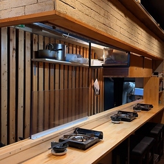 【カウンター4席完備】落ち着く照明に包まれた当店では、様々なシーンに合ったお席をご用意します！目の前で料理を作るライブ感を楽しみつつ、デートで静かに過ごせるカウンター席も完備♪心地よいひとときをお楽しみいただけます。特別な時間を、ぜひ当店でご堪能ください♪誕生日や記念日などにもオススメです！