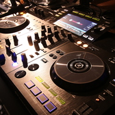 大画面・大音量・高音質のDJブースを完備した店内は、まさに音と食が融合する新感覚のダイニングバー◎15名様から最大27名様まで貸切可能なので、結婚式の2次会や歓送迎会など、大人数での集まりに最適です。ふかふかのソファ席やお洒落な丸卓など、ゆったり寛げるお席をご用意してお待ちしております。