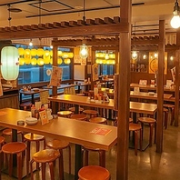 広々とした開放的な店内で名物の串カツを思う存分満喫♪