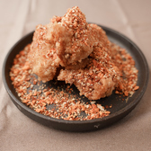 人気No,4【毛沢東チキン】クミンや唐辛子、フライドオニオンで作った特製の毛沢東スパイスを、サクッと揚げた若鶏の唐揚げにドサッとかけて仕上げたビールのススム一品です!