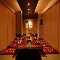 ゆったりとした掘りごたつ個室は、少人数から団体まで対応可能。木の温もりを感じる落ち着いた空間で、宴会や接待、観光でのご利用にも最適です。博多の新鮮な海鮮とともに特別なひとときをお楽しみください。