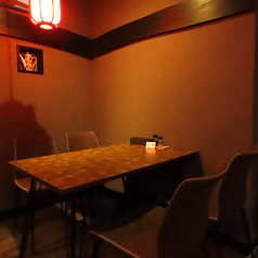 4名様でゆったりとお過ごしいただけるテーブル席を3卓ご用意いたしました。ご友人同士での女子会や親しいお仲間との飲み会など、少人数でのお集まりにぴったりです。10名様からの貸切も承りますので、素敵なひとときをぜひお過ごしください。