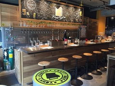 少人数やおひとり様でも気軽に訪れることができます。豊富なビールのラインアップと美味しいおつまみを楽しみながら、リラックスしたひとときを過ごせます。静かに一人でのんびりするのも良し、特別な夜を演出するための最適なスポットです。心地よい空間で、自分だけの贅沢な時間をお楽しみください。