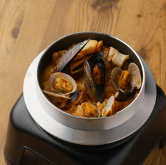 魚貝とトマトのパエリア風釜めし