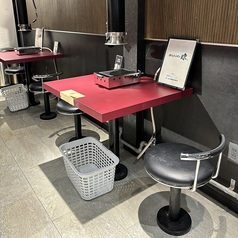 【2名テーブル席】カップルやお一人様も気軽にご利用いただける2名テーブル席をご用意しております。目の前には厨房が広がり、臨場感もお楽しみいただける特等席です！