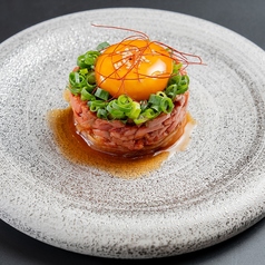 牛タンユッケ～燻製醤油漬け卵黄～