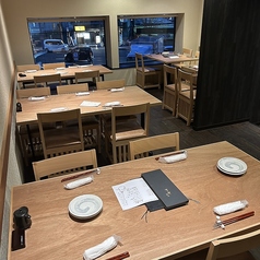 古い旅館を改装して造られた店内。和モダンな空間は世代を問わずリラックスでき、ゆったりと季節の料理を楽しめます。