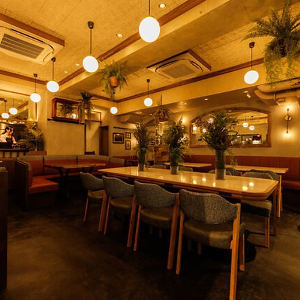 明るく温かみのある照明と、木目を基調としたインテリアと壁面の装飾が、落ち着いた空間を演出。