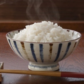 契約農家がこだわって作ったお米で炊くふっくら美味しいご飯は＋100円でお代わり可能。お代わりのサイズは、大/中/小をお選びください。