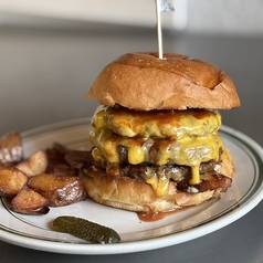 【常識を覆す一品】大きさにビックリ！！ロードショーのBIGバーガー770円！の写真