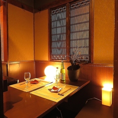 【プライベートな空間半個室席】ゆったりとお寛ぎいただける席をご用意しております。ご友人やご家族と和やかにお食事を楽しむのにぴったりなスペースで、周囲を気にせず会話が弾むこと間違いなしです。落ち着いた雰囲気の中、美味しい料理とともに素敵なひとときをお過ごしください。