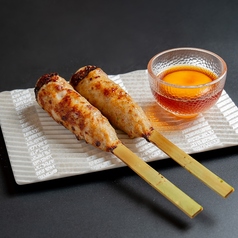 炭焼き鶏つくね串～燻製醤油漬け卵黄～