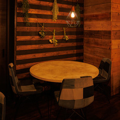 広々円卓テーブルは、囲むことで、自然と会話も弾み、どこに座っても距離が近く感じられます。友人や大切な人との食事、女子会やデートにも最適！落ち着いた照明とスタイリッシュなインテリアが、食事のひとときを一層華やかに演出します！是非料理や、店内を背景にお写真も撮っていただきSNS映えを狙ってみて下さい♪