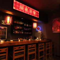 ずらりと並ぶさまざまなお酒を眺めながら、特別なひとときをお過ごしいただけるカウンター席をご用意いたしました◎全6席の落ち着いた店内は、お一人様で過ごす贅沢な時間にはもちろん、大切な方とのデートにもおすすめです★