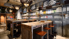 落ち着いた雰囲気のテーブル席があり、少人数やおひとり様でも気軽に訪れやすい空間です。豊富なビールを取り揃え、美味しいおつまみと共にリラックスしたひとときをお楽しみいただけます。静かに自分の時間を過ごすも良し、特別な夜を演出するための場所としても最適です。心地よい時間が流れる、特別なスポットです。