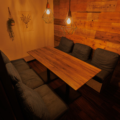 雰囲気のいい店内＆料理とお酒で盛り上がること間違いなし！お洒落な店内は女子会やデートなど特別なお食事にもピッタリの席となっております。お肉、鮮魚、野菜、果物、全て今が旬の食材を使用した創作料理をお届け致します。逸品の魅力をプライベート空間でご堪能いただけます！人気な席なのでご連絡はお早めに！