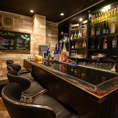 バーといえばカウンター。心落ち着くひとときをどうぞ。