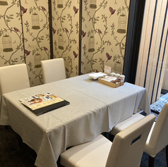 プライベート空間でお楽しみいただける人気の完全個室は、2～4名様でご利用可能となっております！ご予約はお電話にて承っております！ご了承ください！